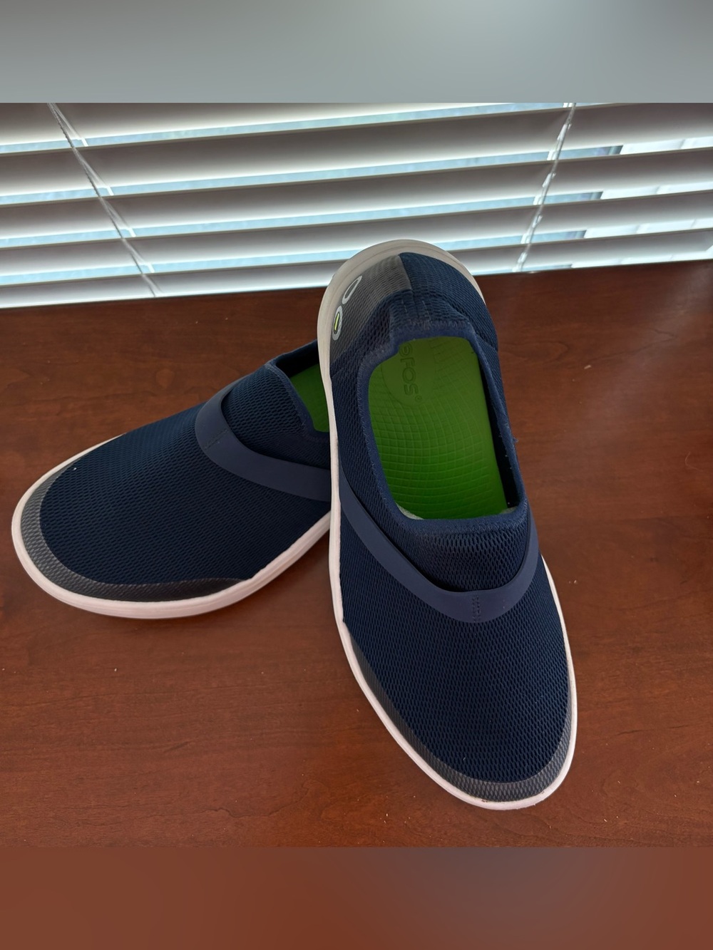 OOFOS OOmg eeZee Low Women’s Recovery Shoes. Navy Blue. Size 11